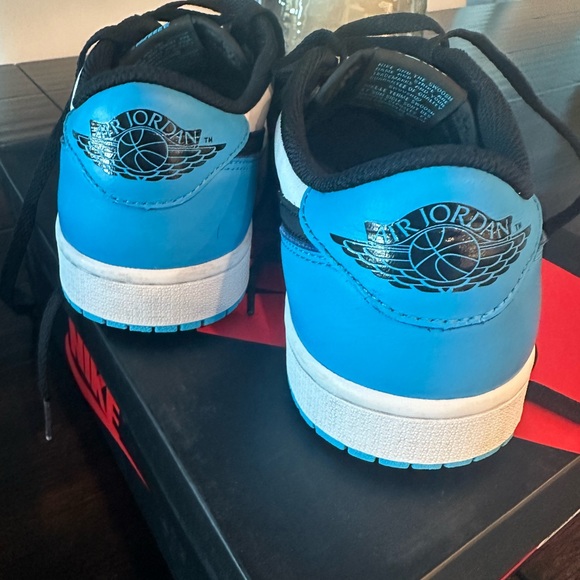 Air Jordan 1 Retro Low OG - Picture 3 of 8